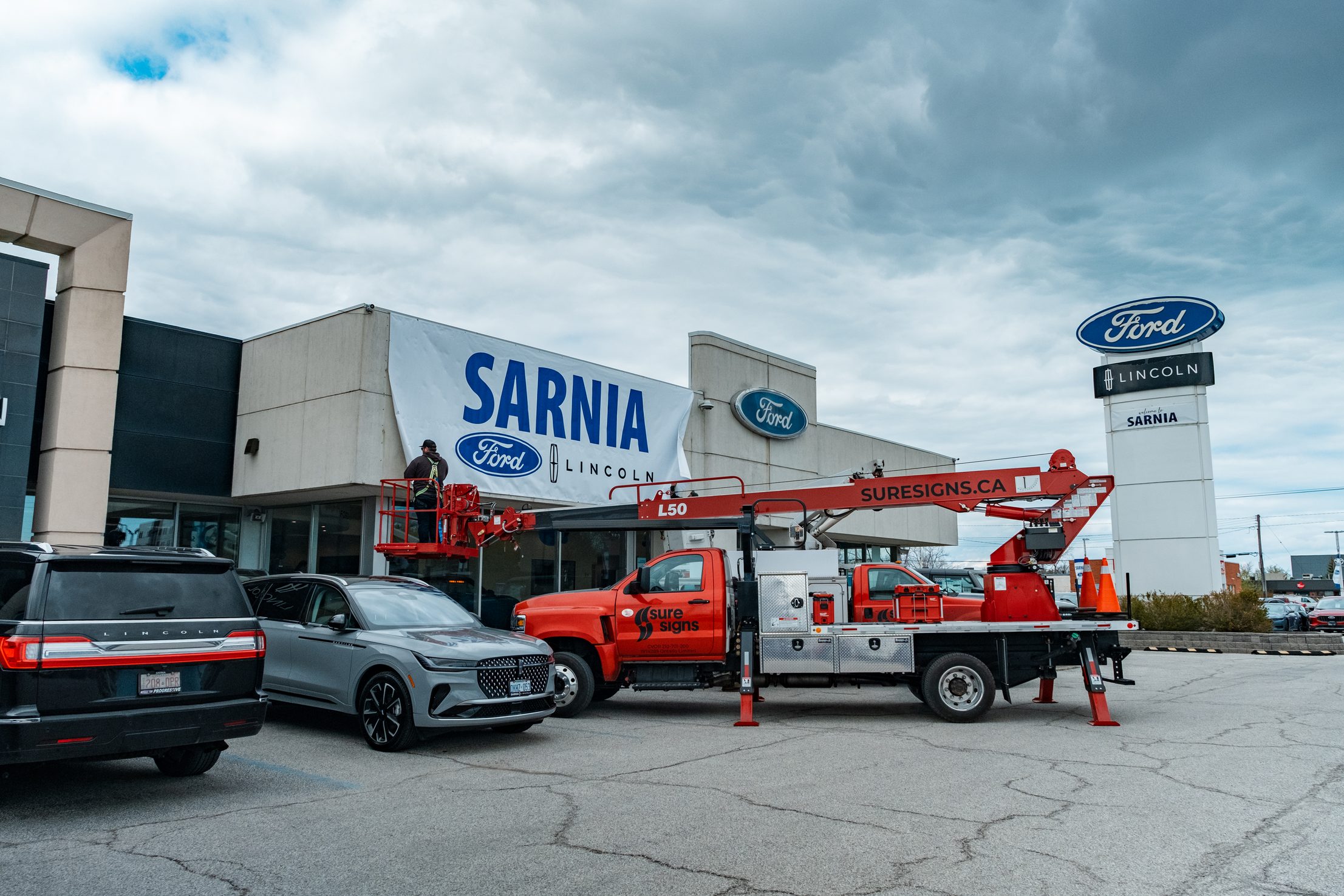 Team hanging the new Sarnia Ford Lincoln signage